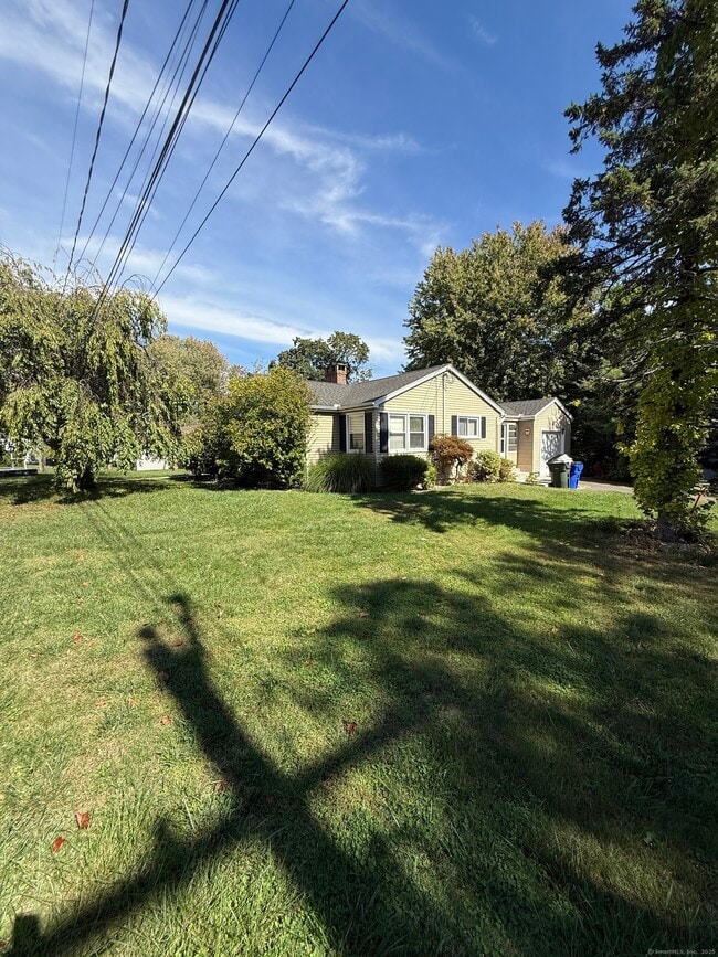 Building Photo - 6 Wells Farm Dr
