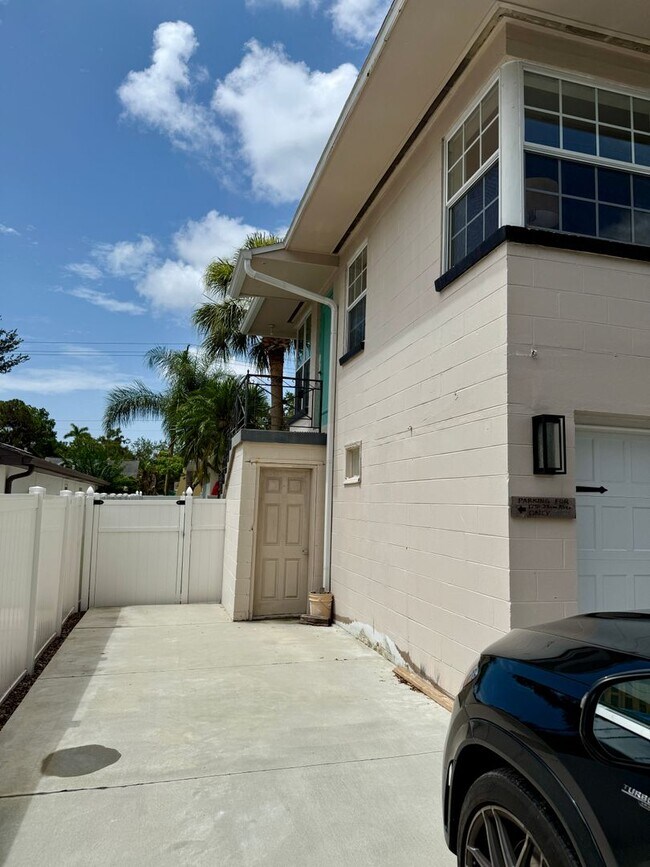 Foto del edificio - Adorable OLD NE garage 1/1 apartment - FUL...