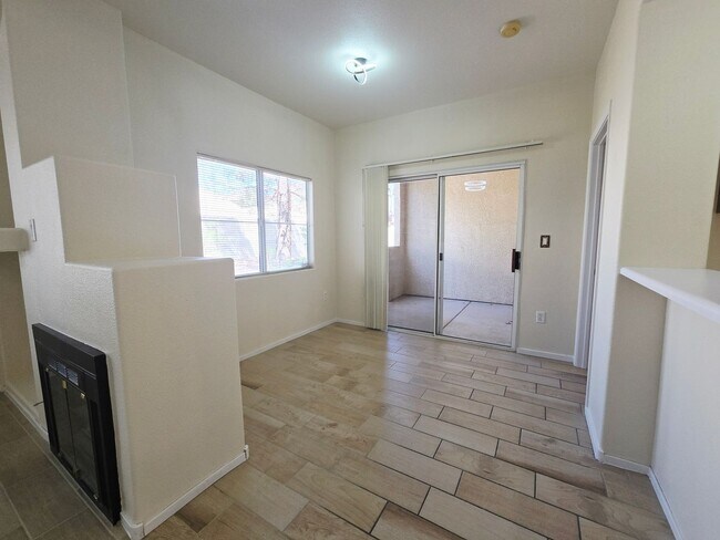 Foto del edificio - BEAUTIFUL GATED COMMUNITY WITH CLUBHOUSE, COMMUNITY POOL, COMMUNITY SPA, EXERCISE ROOM. FIRST FLO...