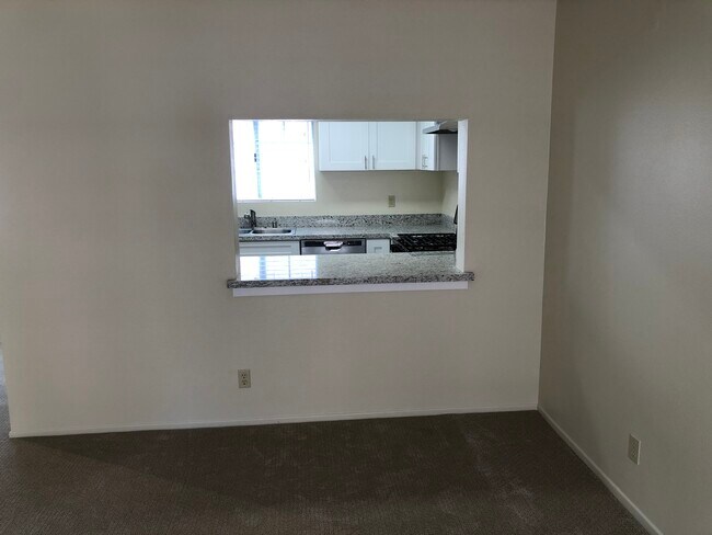 Building Photo - 3101 Plaza del Amo
