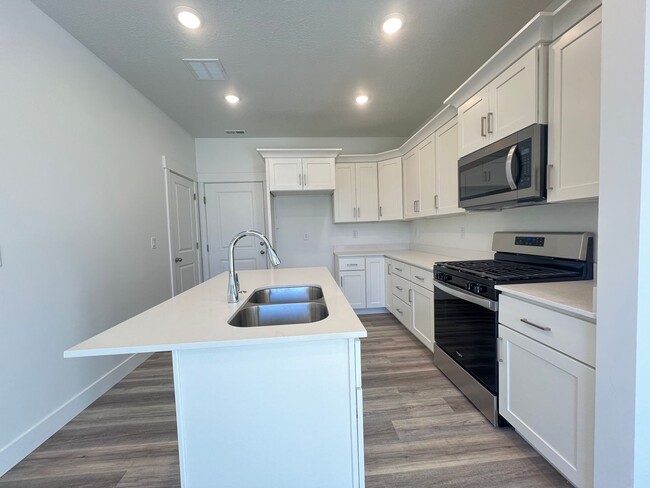 Foto del edificio - Newly built 3 Bed/2.5 Bath Townhome in Salem