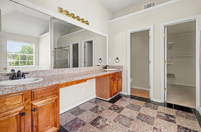 Foto del edificio - Spacious 5 Bedroom Home with Flexible Living Space & Huge Backyard