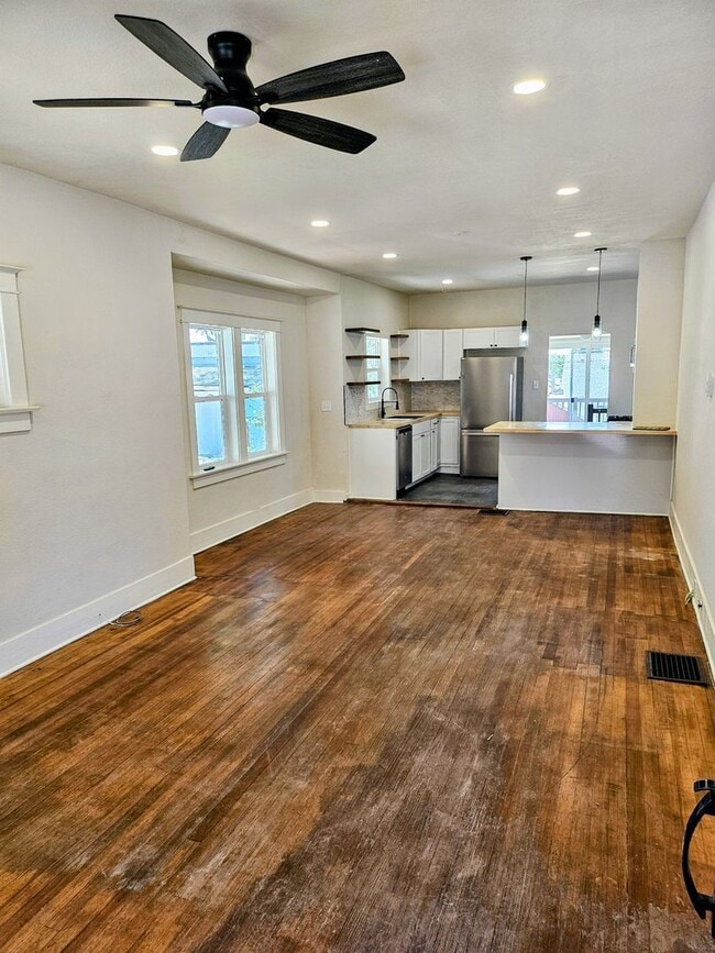 Building Photo - ALL PROSPECTIVE TENANTS MUST SUBMIT A $58 ...