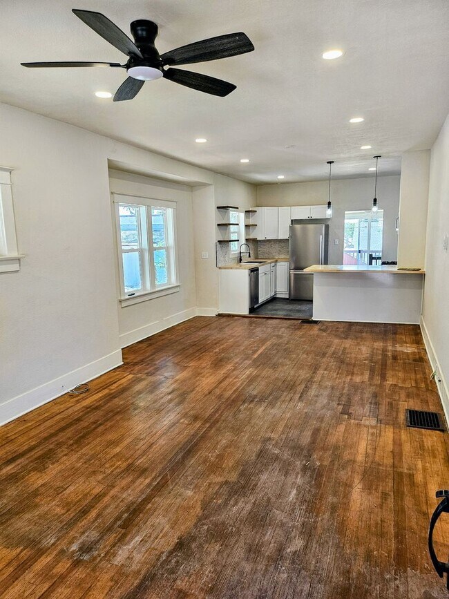 Foto del edificio - ALL PROSPECTIVE TENANTS MUST SUBMIT A $58 ...