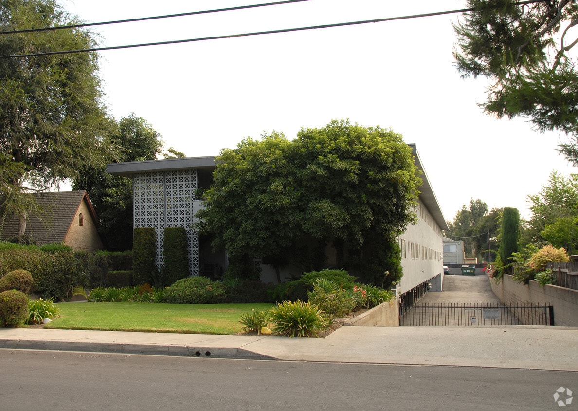Primary Photo - 1026 La Cadena Ave