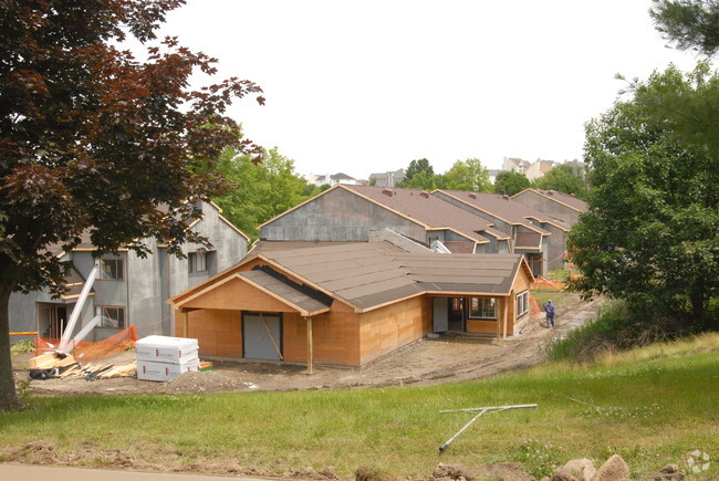 Building Photo - Green Meadows