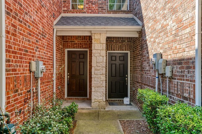 Foto del edificio - NICE 2 BEDROOM TOWNHOME LOCATED IN PLANO, TX!