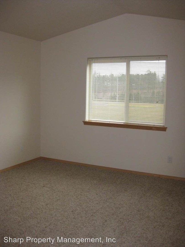 Building Photo - 3 br, 2 bath House - 80 Hill Drive