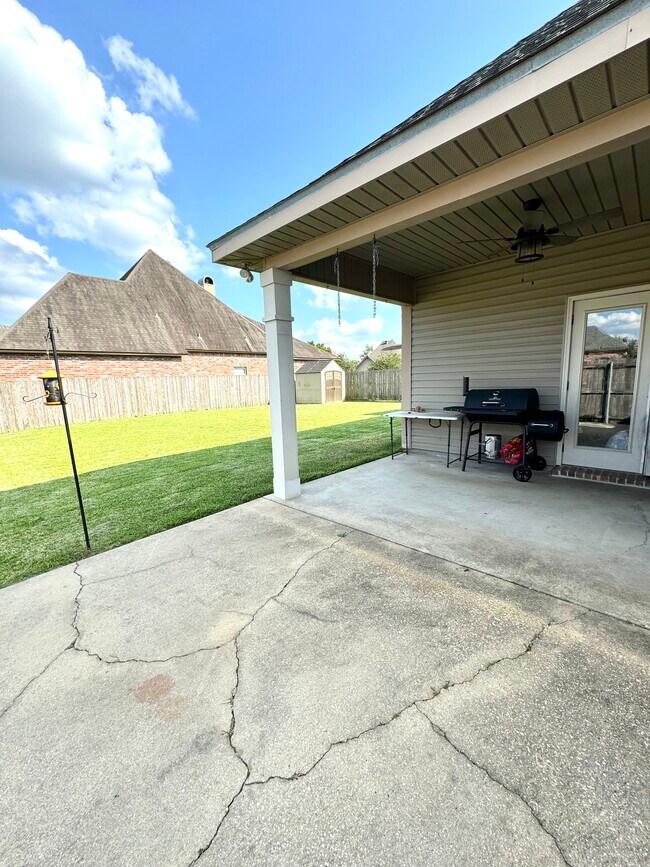 Building Photo - 201 Rivergrass Dr