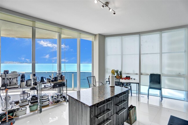 Foto del edificio - 15811 Collins Ave