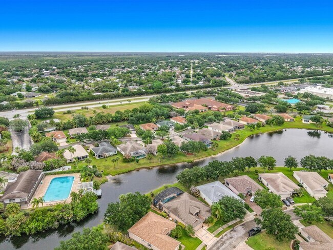 Foto del edificio - 1343 Shoreline Cir