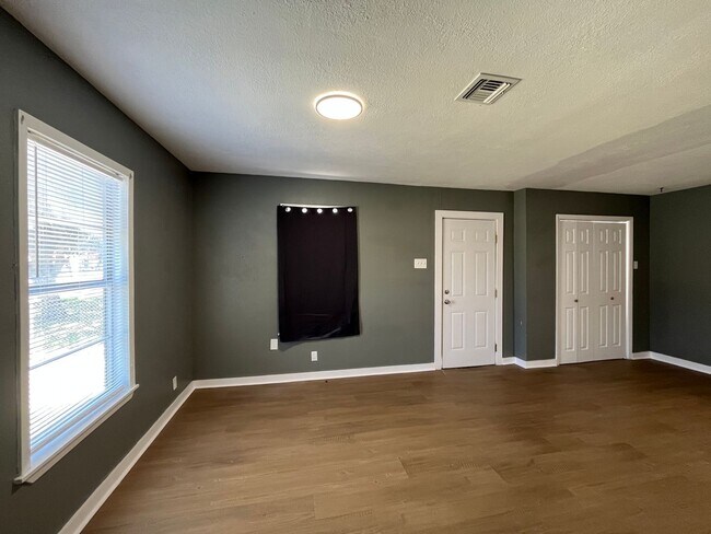 Building Photo - 3 BEDROOM 2 BATH WITH BACK APARTMENT