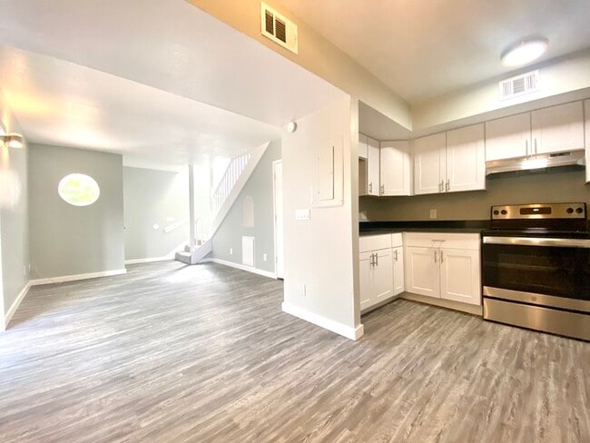 Washer/Dryer in Unit! Remodeled Townhome i... - Washer/Dryer in Unit! Remodeled Townhome i...