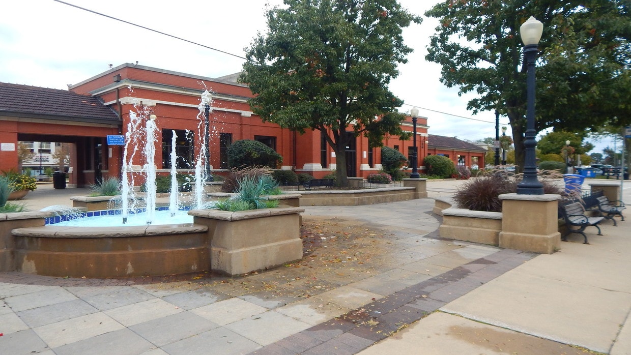 945 Burlington Ave, Downers Grove, IL 60515 Condo for Rent in Downers