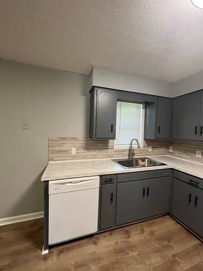 Foto del edificio - Beautiful Home Located Off Of Whitesville ...