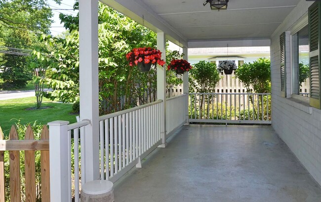 Building Photo - Sassy on Sangamore - 3 BED + 2 FB Av. Earl...