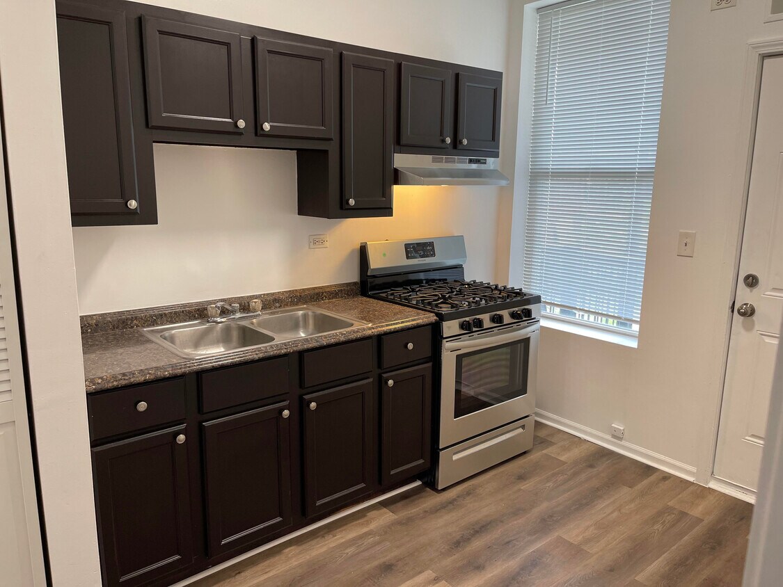 Kitchen - 206 N California Ave