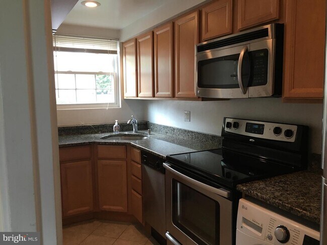 Building Photo - 2904 Peyton Randolph Dr