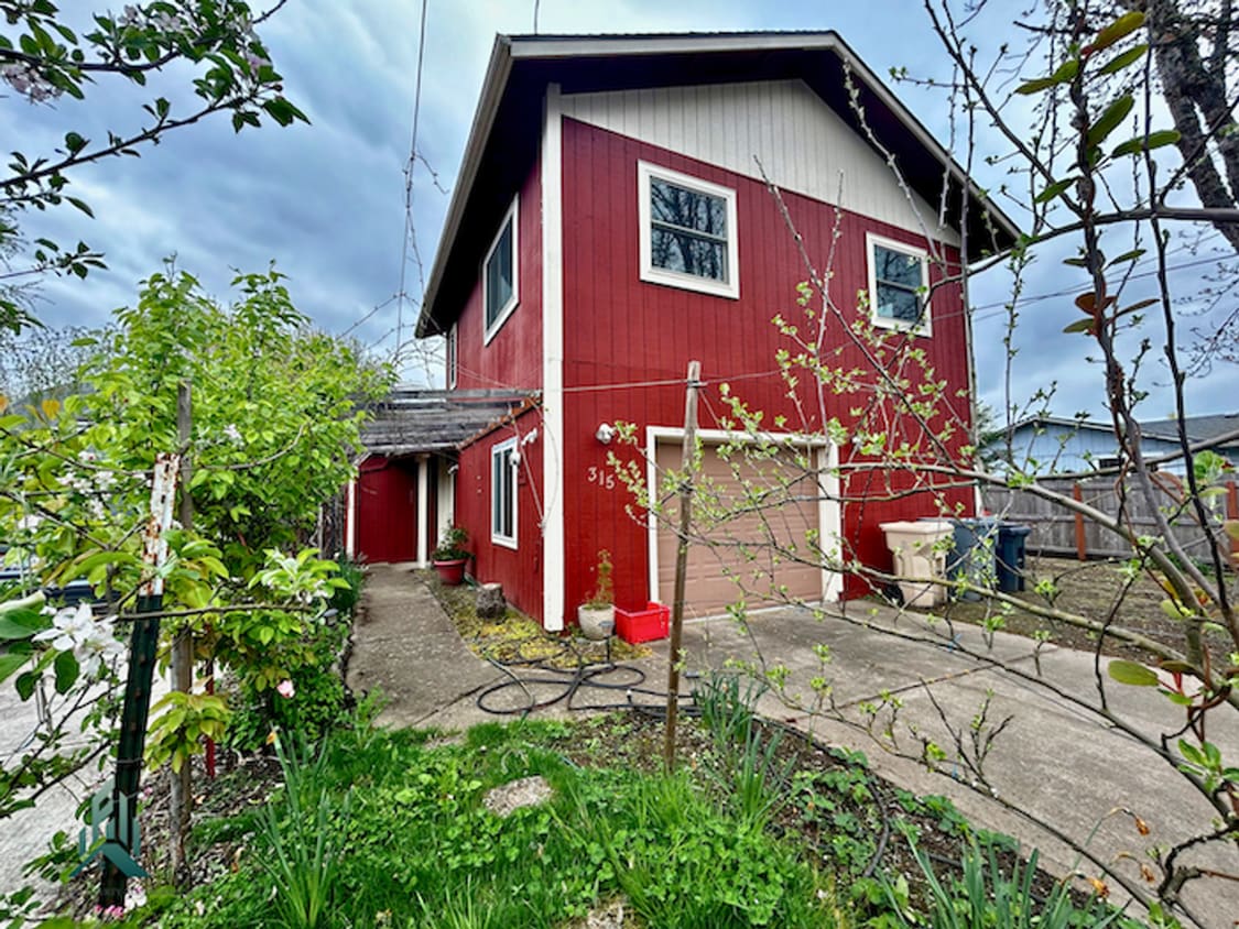 Primary Photo - 315 SE Park Ave