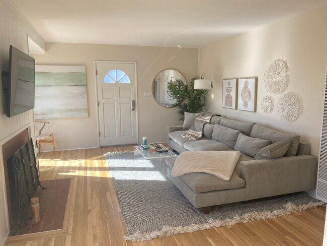 Living Room - 212 5th St