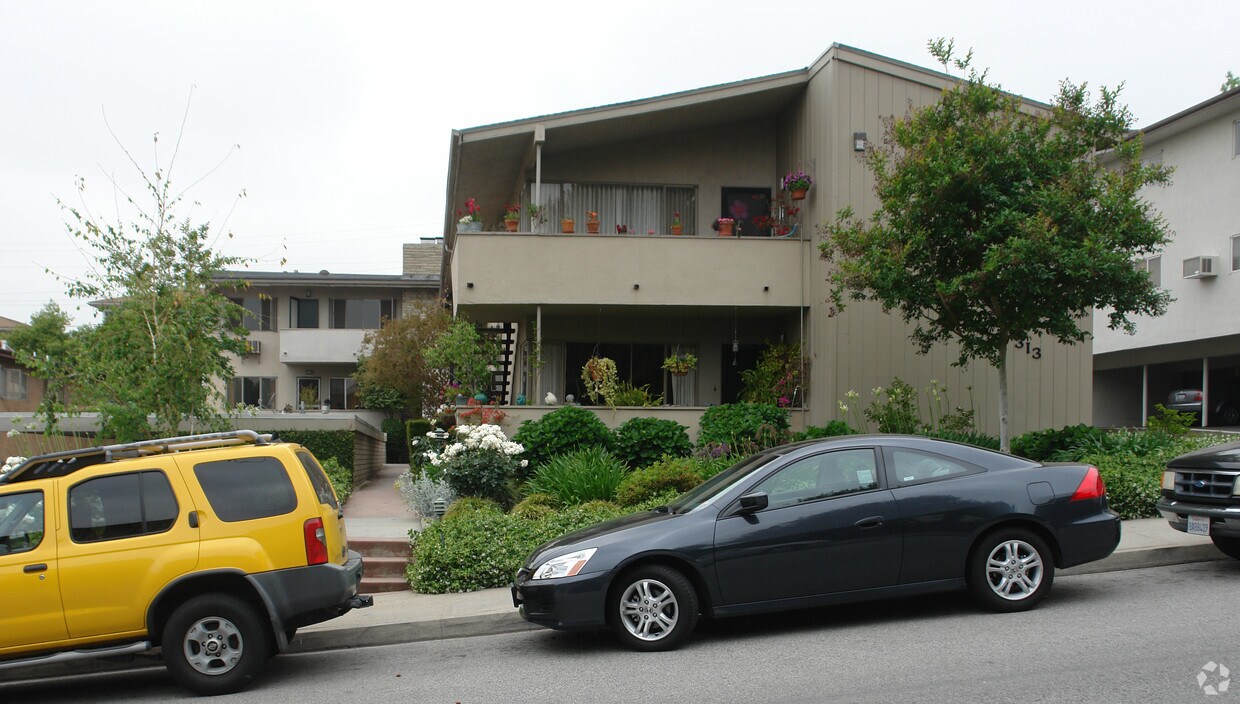 Building Photo - 313 Raymondale Dr