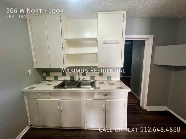 Foto del edificio - 206 W N Loop Blvd