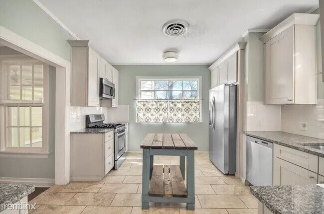 Foto del edificio - 3 br, 3 bath House - 4046 Pine Hill Drive