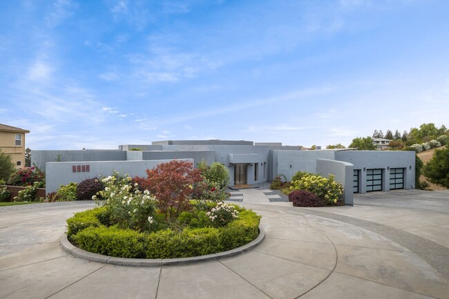 Building Photo - Beautiful Executive Estate Available in Vi...