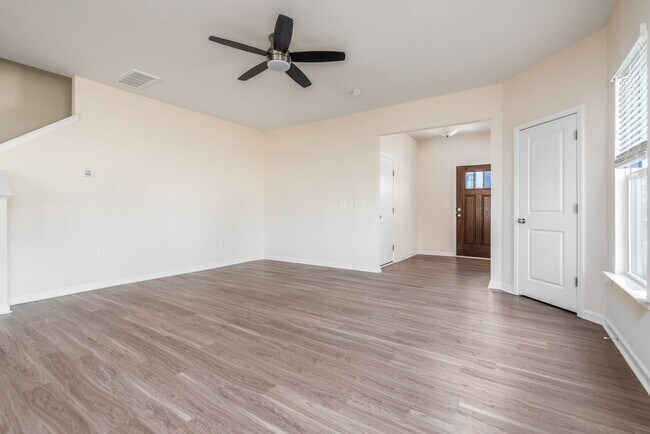 Foto del edificio - End unit townhome loaded with upgrades close to RTP! Available: Now