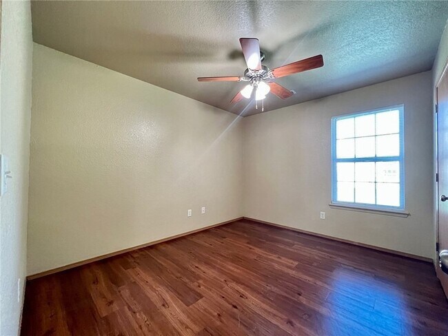 Building Photo - 865 Meadowlands Dr