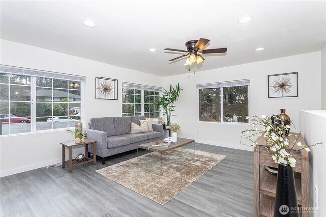 Foto del edificio - Beautifully Renovated 4-Bedroom Home in Desirable Arbor Heights!