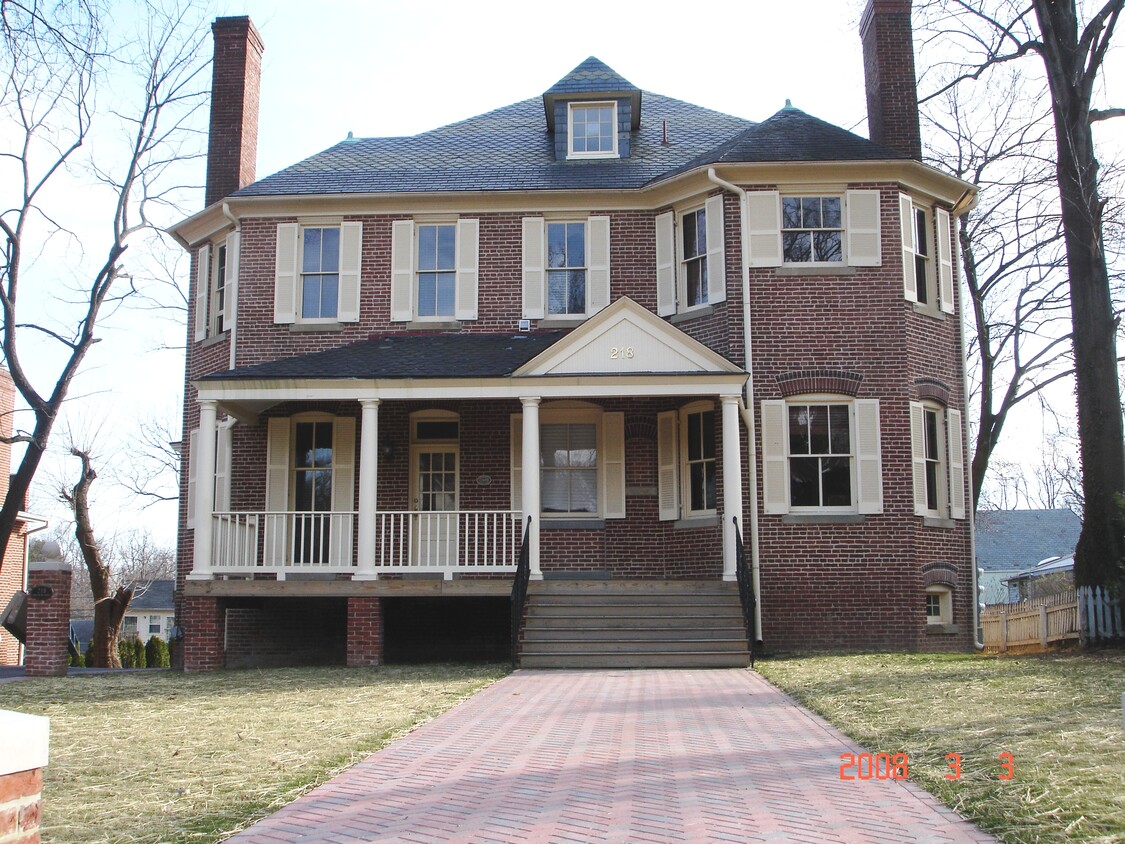 Foto principal - 218 W Montgomery Ave