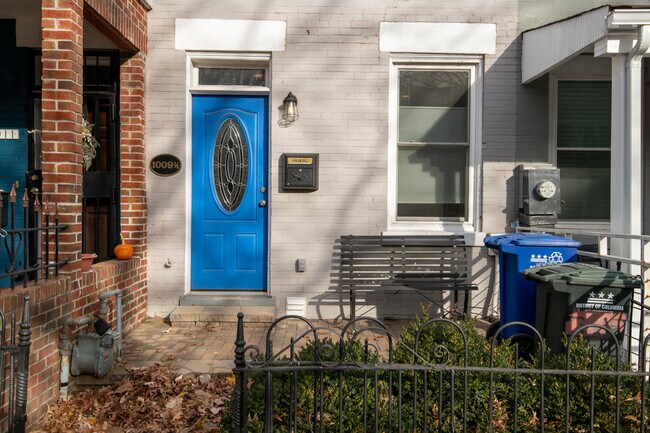 Building Photo - 1009 1/2 Lamont St NW-