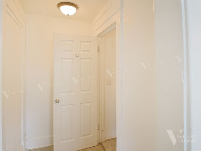 Foto del edificio - 1032 E Commercial St