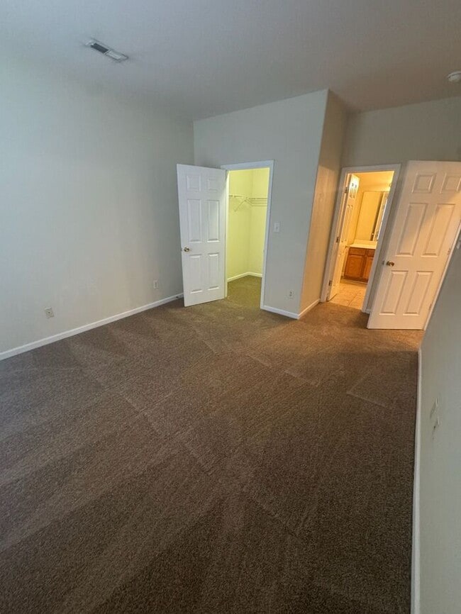 Foto del edificio - Charming 2 story, end-unit townhome with 3...