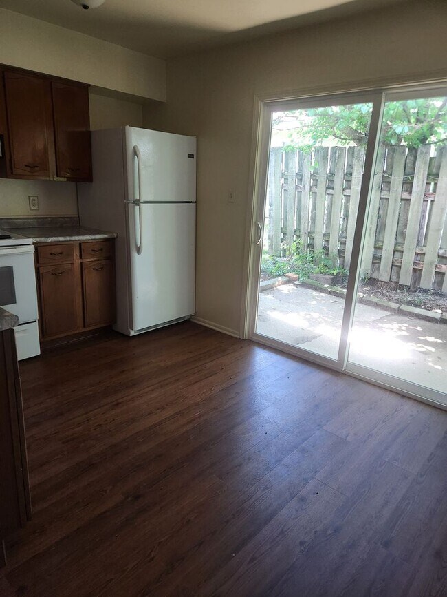 Foto del edificio - 1124 Lake Forest Dr