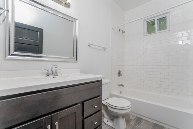 Building Photo - Fantastic 3bd/2ba home! Coming soon!