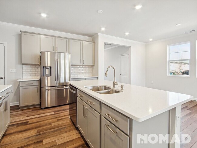 Foto del edificio - 4 Bedroom Townhome in Raleigh