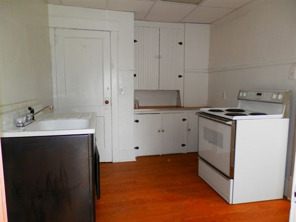 Building Photo - 211 Iona Ave