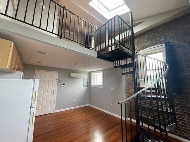 Building Photo - 94 4th Ave