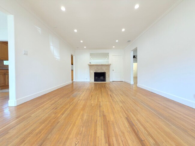 Building Photo - Rare North Hollywood Home with Bonus Space...