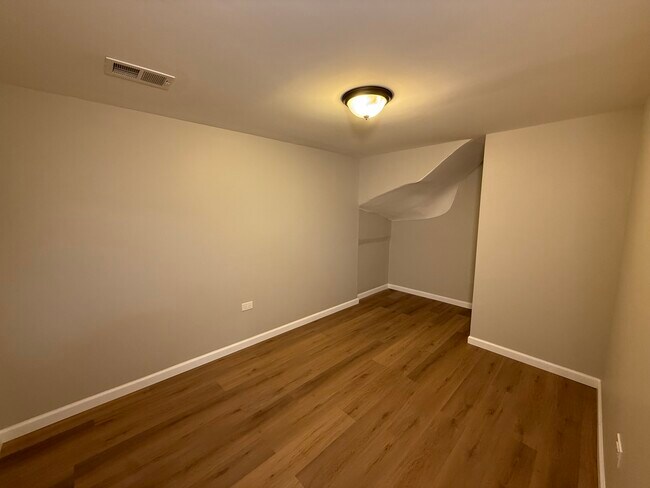 Dormitorio 1 - 1542 N Kolin Ave