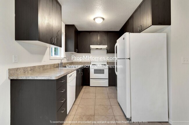 Building Photo - 3 Bedroom Unit with Private Fenced Yard – ...