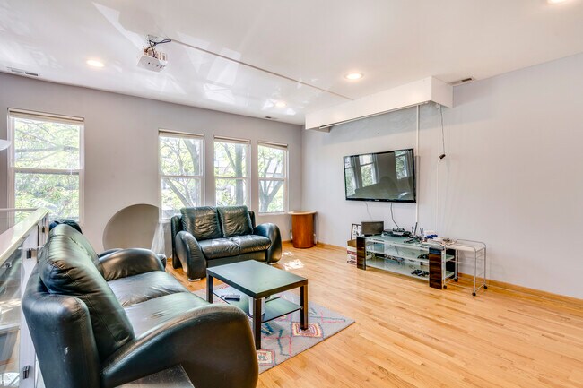 Building Photo - 1538 W Fry St