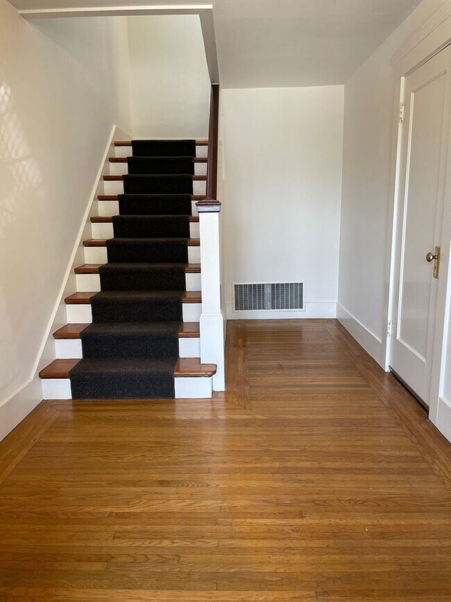 Building Photo - 2 BR / 1 BA Single Family Home, Hardwood F...
