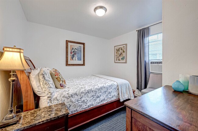 Building Photo - 6018 Berendo St