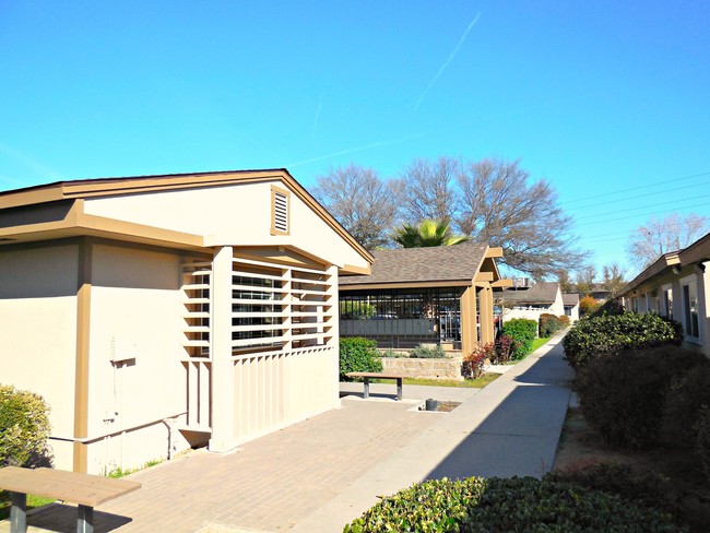 Building Photo - Garden Square Apartments