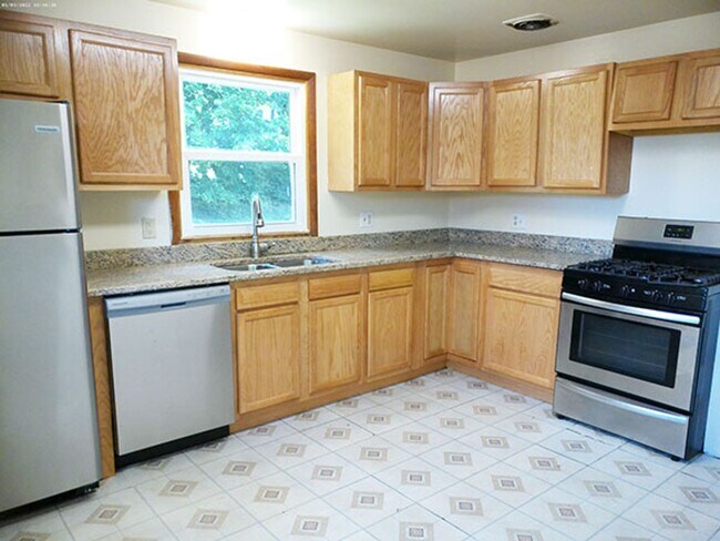 Foto del edificio - Bright  Second Floor Flat Across from Barr...