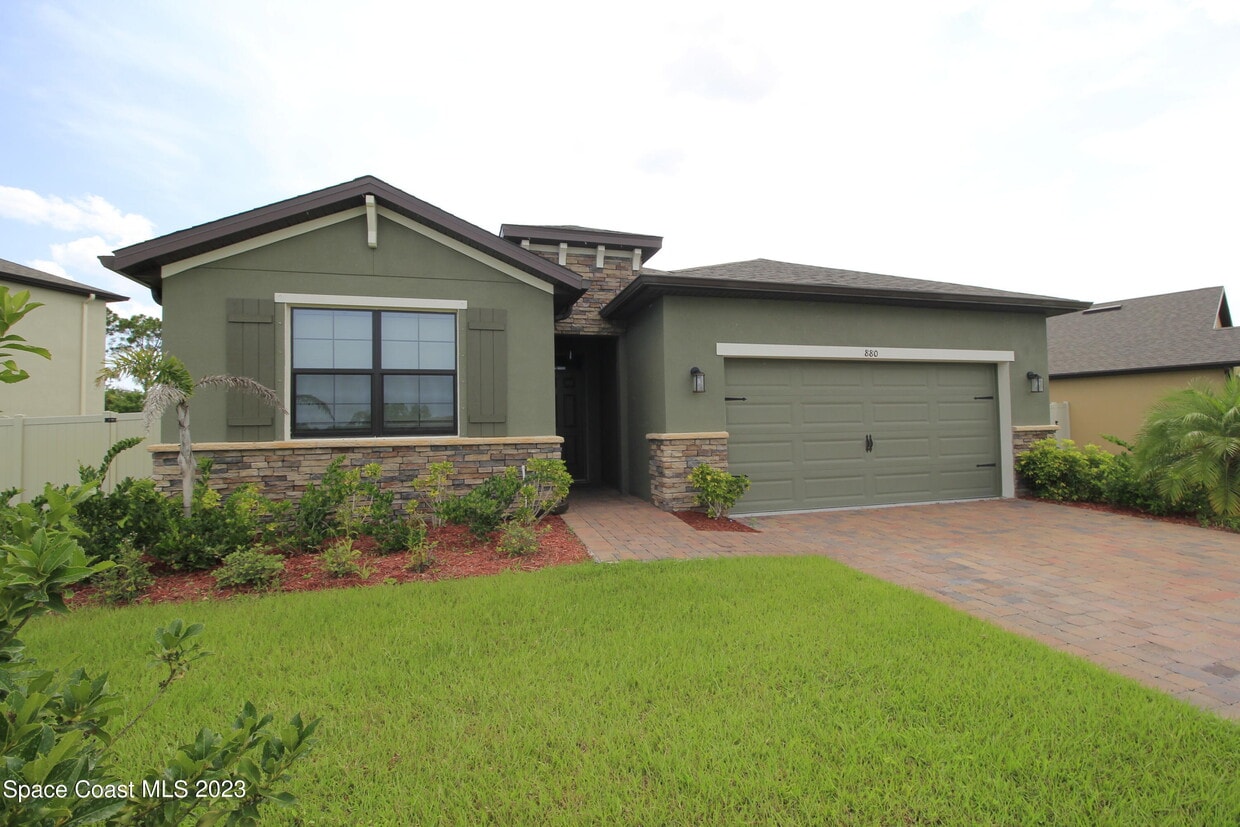 Foto principal - 880 Old Country Rd S E