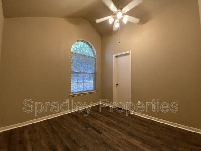 Building Photo - 8407 Skyview